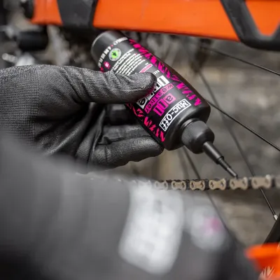 ACEITERA MUC-OFF CLIMA SECO/HUMEDO 120ML ACEITERA MUC-OFF CLIMA SECO/HUMEDO 120ML