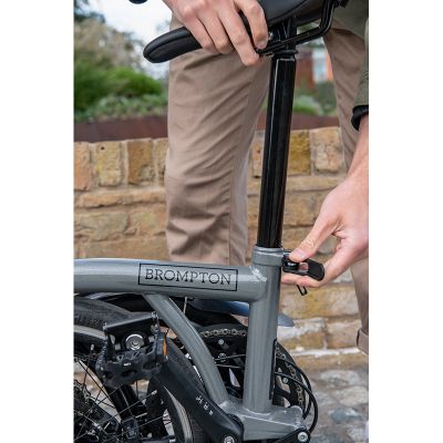 BROMPTON JUEGO DE ABRAZADERA Y CUADRO TRASERO EN ALUMINIO BROMPTON JUEGO DE ABRAZADERA Y CUADRO TRASERO EN ALUMINIO