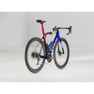 TREK MADONE SLR 7 AXS GEN 8 (2025) TREK MADONE SLR 7 AXS GEN 8 (2025)