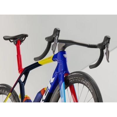 TREK MADONE SLR 7 AXS GEN 8 (2025) TREK MADONE SLR 7 AXS GEN 8 (2025)